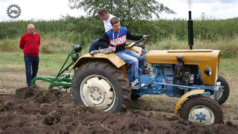 Traktory w akcji podczas Bizon Track Show, wyścig na torze, możliwe ujęcia z przewróconymi maszynami