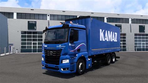 Wnętrze kabiny Kamaz 54901 z widocznym ekranem multimedialnym