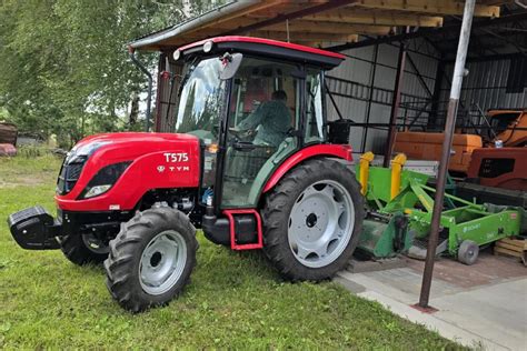 Zdjęcie ciągnika TYM T575 w pracy na polu