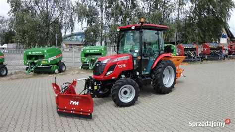Zdjęcie ciągnika TYM T575 z wąskimi oponami dostosowanymi do pracy w redlinach