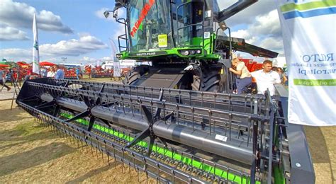 Widok na rurę wyładowczą kombajnu Deutz-Fahr