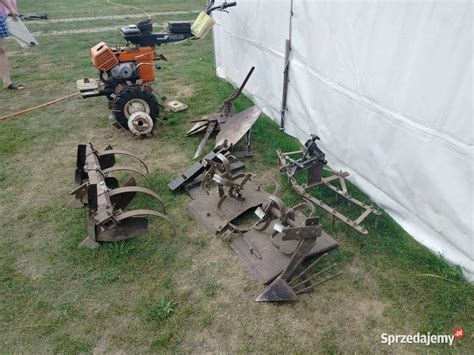 mini ciągnik z osprzętem do pielęgnacji trawników