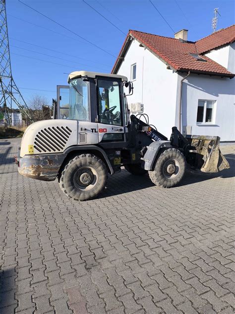 Zdjęcie przedstawiające ładowarkę kołową Terex TL80 w środowisku pracy na placu budowy