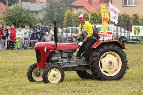 Zdjęcie pracującego Esioka podczas zlotu starych traktorów w Woli Rasztowskiej.