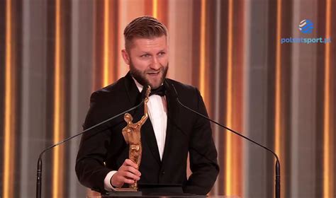 Adrian Brona odbierający nagrodę MSZ