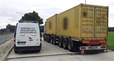 Grafika przedstawiająca kontrolę pojazdu ciężarowego przez Inspekcję Transportu Drogowego (ITD)