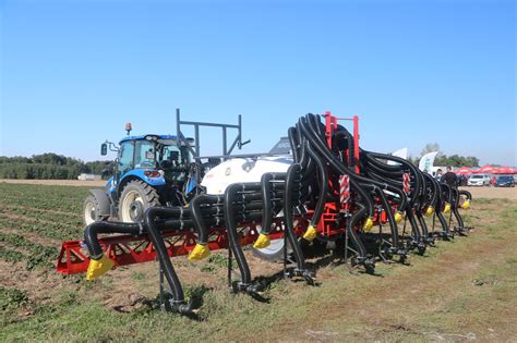 Opryskiwacz ZHU Agro SP-1500-1 w akcji na polu truskawek