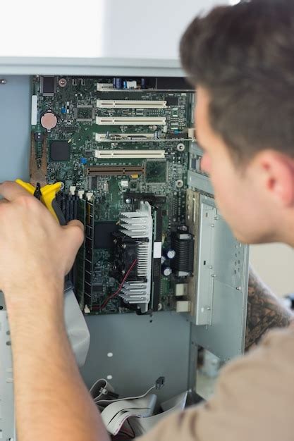Technik naprawiający płyty główne sterowników