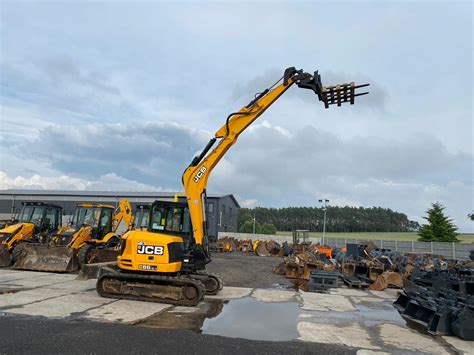 Zestawienie gabarytów i zasięgów roboczych różnych modeli koparko-ładowarek serii JCB CX
