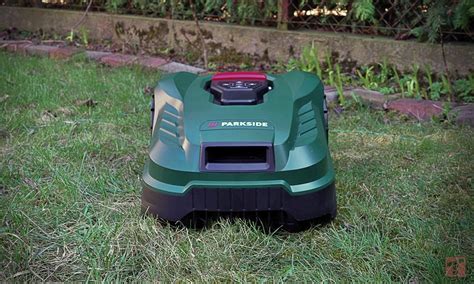 Robot koszący Parkside PAMRC 250 A1 w akcji na trawniku