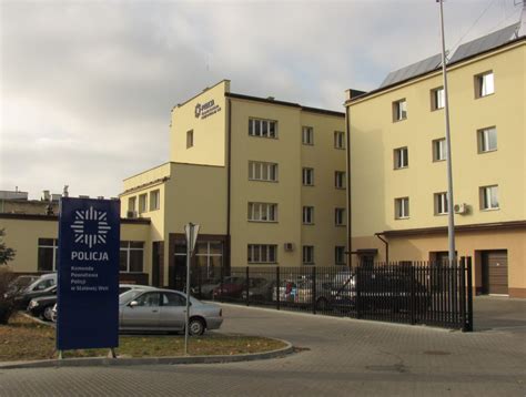 zdjęcie uszkodzonej bramy Komendy Powiatowej Policji w Stalowej Woli