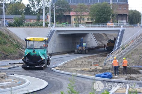 Tematyczne zdjęcie przedstawiające wywrotkę w akcji, np. rozładowującą materiały sypkie na placu budowy w Strzegomiu
