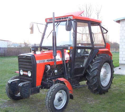 Zdjęcie historycznego ciągnika Ursus 3512 lub MF-255 w polu