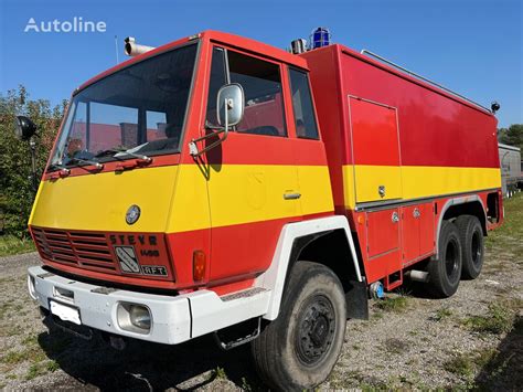 Zdjęcie archiwalne przedstawiające flotę wywrotek Steyr serii 1490 na terenie placu budowy w Polsce w latach 70.