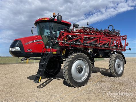 Opryskiwacz samojezdny Case IH w akcji na polu