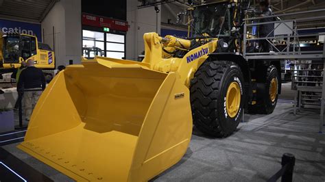Thematic photo of a Komatsu wheel loader working on a construction site