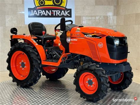 Zdjęcie przedstawiające model Kubota A211N w akcji z pługiem