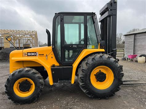 Zdjęcie poglądowe wózka widłowego JCB 930-2 w warunkach terenowych