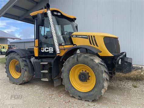 Zdjęcie ciągnika JCB Fastrac 3230 podczas prac polowych
