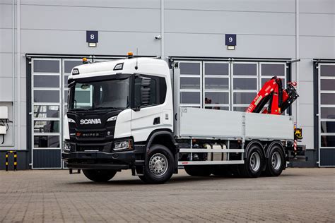 zdjęcie ciężarówki Scania z zamontowanym żurawiem HDS w akcji