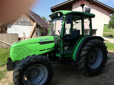 Zdjęcie przedstawiające ciągnik Deutz-Fahr Agroplus 70 w warunkach polowych