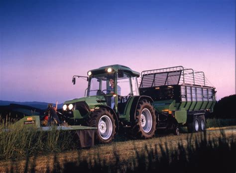 Schemat techniczny przedstawiający wymiary zewnętrzne ciągnika Deutz-Fahr Agroplus 70