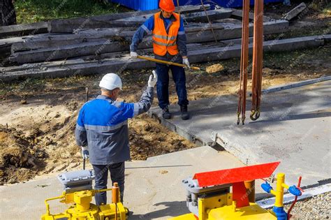Zdjęcie przedstawiające minikoparkę Yanmar w trakcie pracy na placu budowy
