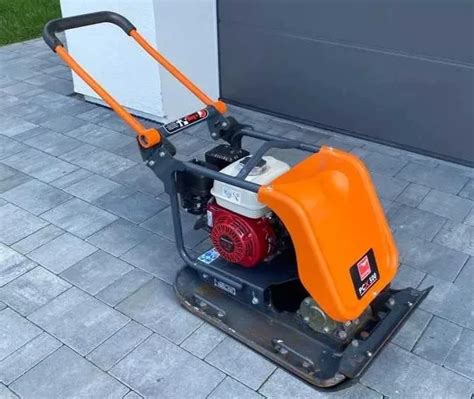 Zagęszczarka Swepac F 92 w akcji, zagęszczająca podsypkę pod kostkę brukową