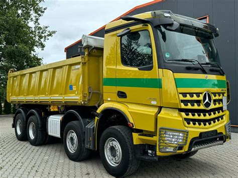 Zdjęcie zdalnie sterowanej wywrotki Mercedes Arocs Meiller Kipper w akcji