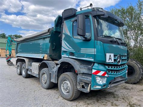 Zdjęcie używanej wywrotki Mercedes-Benz Arocs z zabudową Meiller na placu budowy