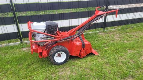 Glebogryzarka hydrauliczna w akcji na polu uprawnym