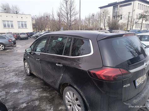 Opel Zafira zaparkowany przed domem