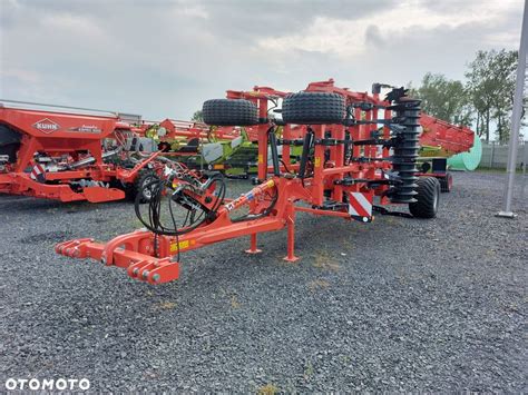 zdjęcie poglądowe agregatu ścierniskowego KUHN Cultimer L 4000 w akcji na polu