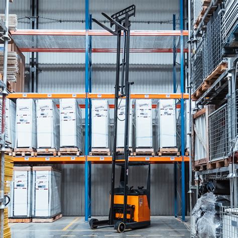 Schemat kabiny operatora wózka wysokiego składowania z zaznaczonym mechanizmem przechylania