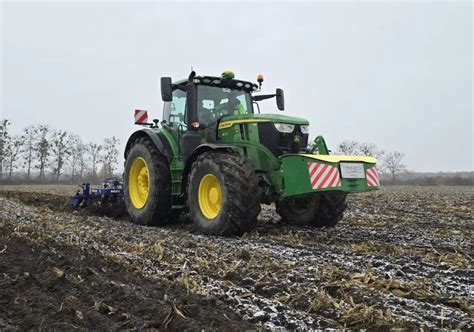 zdjęcie ciągnika z kultywatorem na przednim TUZ w trakcie pracy