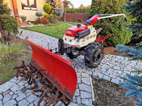 Zestawienie mini traktora Iseki z różnymi osprzętami (pług, kosiarka, glebogryzarka)