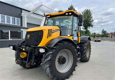 Thematic photo of a JCB Fastrac 3220 tractor with a clearly visible front fender