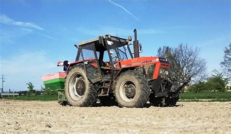 Ursus 8014H podczas pracy w polu