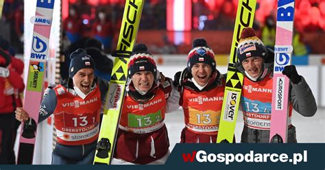 Polska drużyna skoczków narciarskich na podium MŚ Val di Fiemme