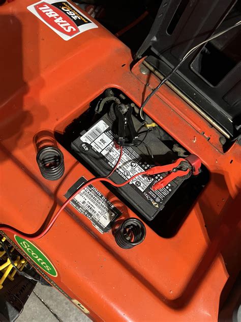 Infographic illustrating common failure points of cordless lawnmowers (battery, motor, charging system).