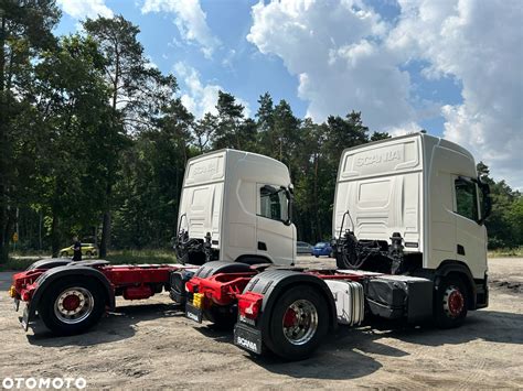 Zdjęcie przedstawiające ciężką wywrotkę Scania XT w akcji na placu budowy lub w kamieniołomie