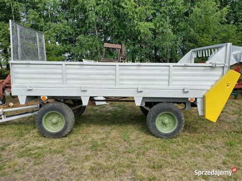 Rozrzutnik obornika dwuosiowy N-235 w akcji na polu