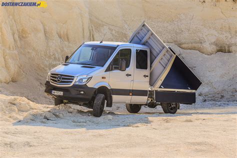 Mercedes 4x4 wywrotka w akcji na placu budowy