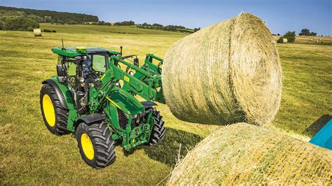 Ciągnik John Deere serii 5R z zamontowanym ładowaczem i balastem na tylnym zaczepie