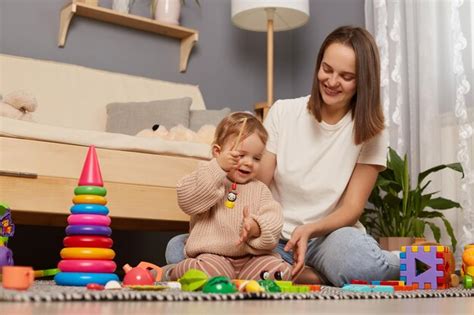 Zdjęcie dziecka bawiącego się kosiarką z bańkami w przydomowym ogrodzie