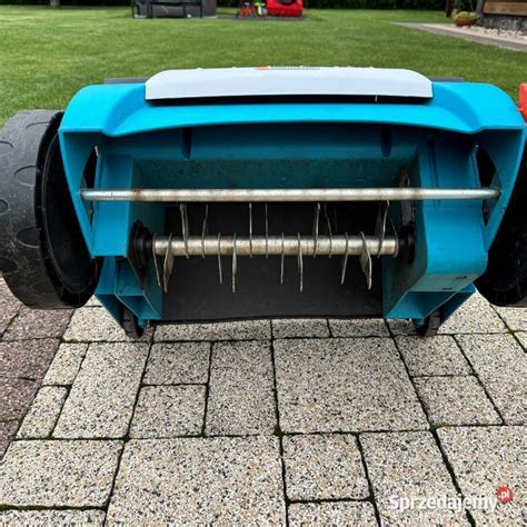 Zdjęcie przedstawiające elektryczny aerator Gardena ES 500 i elektryczny wertykulator Gardena EVC 1000 obok siebie na zadbanym trawniku