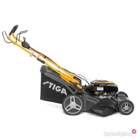 Stiga Combi 55 SVQ B podczas pracy w ogrodzie