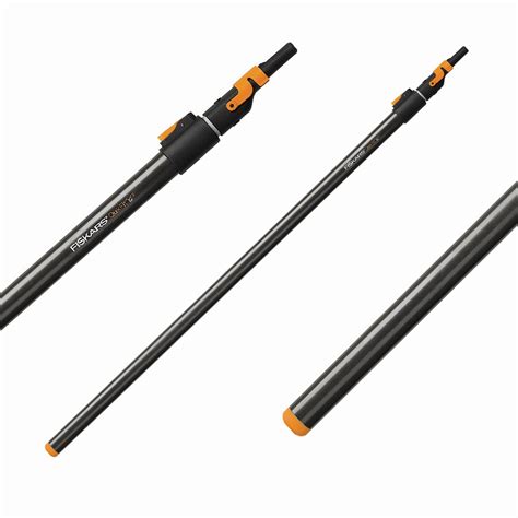 Trzonek teleskopowy Fiskars QuikFit w użyciu