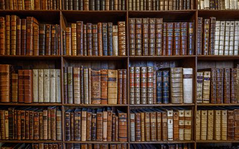 zdjęcie starej biblioteki lub archiwum z rzędami półek pełnych książek