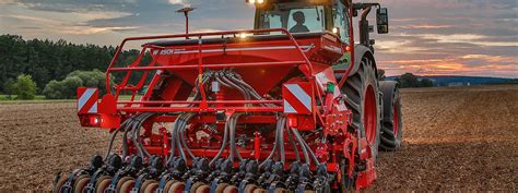 Horsch Express 3 KR z broną wirnikową Kredo na polu, praca maszyny